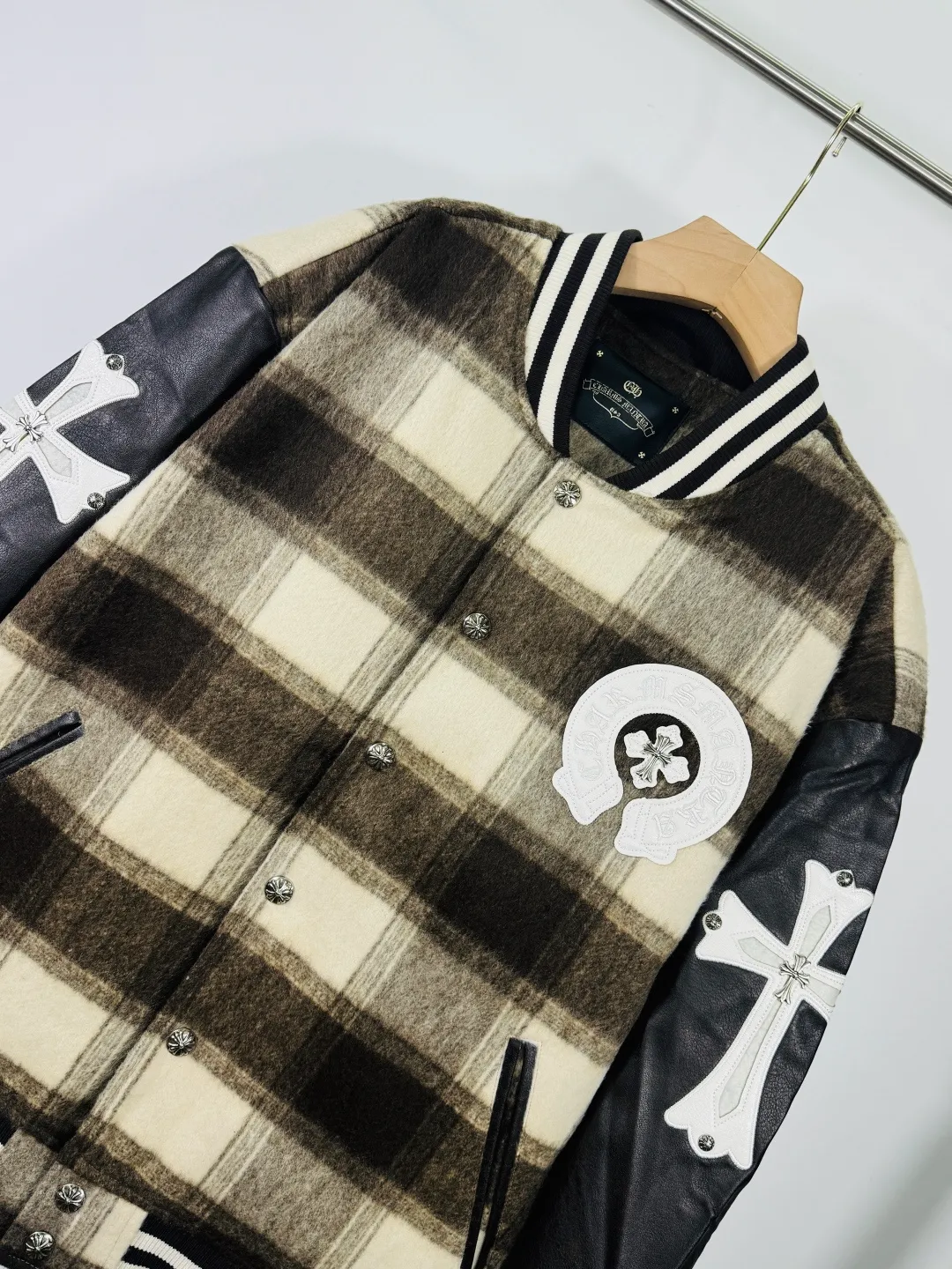 P520 top version 🐮 Real shot without P, ​​different from market products] Chrome Hearts 🍁Winter clothing is coming🍁 Sanskrit cross woolen leather sleeves spliced ​​baseball embroidered cotton jacket, heavy embroidery ➕ both sleeves and whole leather, counter synchronization, heavy industry! ! Customized version of thickened woolen fabric, silk lining, customized version of hardware, not the ordinary version on the market! ! Recommended color: wool plaid with leather Code numbers: S, M, L, XL